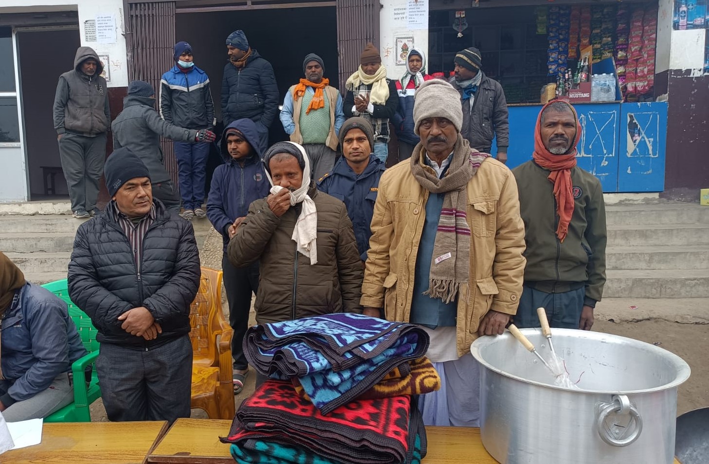 बिश्रामपुरका विपन्न परिवारलाई न्यानो कम्बल वितरण, सामाजिक कार्यका लागि भाँडाबर्तन सहयोग 